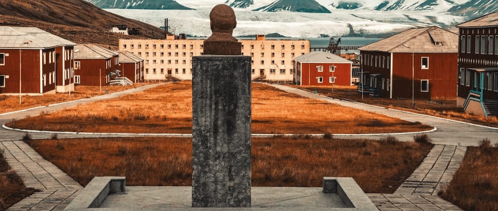 Cos’è ora Pyramiden l’ex città sovietica nei fiordi norvegesi